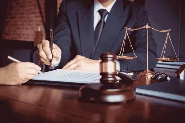 يومياتُ محامٍ … ما لا تراهُ في قاعةِ المحكمةِ