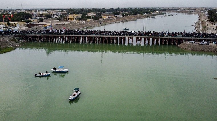 استعدادًا للزيارة الأربعينية.. الجيش العراقي ينصب جسرًا عسكريًا متحركًا في النعمانية
