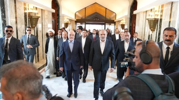 النائب الأول لرئيس مجلس النواب يستقبل رئيس مجلس الشورى الإيراني والوفد المرافق له
