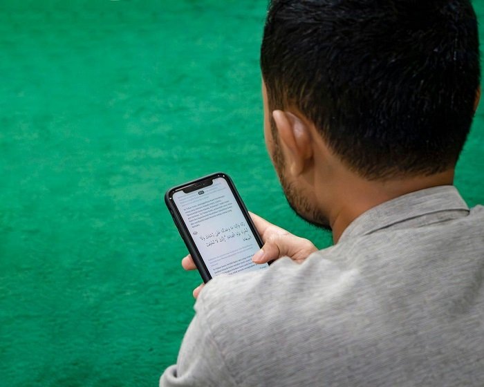 التفسير السريع في زمن المنصات الرقمية: هل اختصرنا القرآن أم اختصرنا فهمه؟