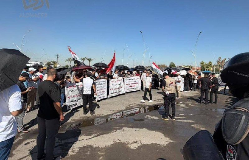 محاضرو كركوك المجانيون يتظاهرون أمام مبنى المحافظة للمطالبة بحقوقهم